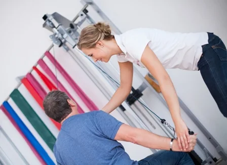 Krankengymnastik am Gerät mit physiotherapeutischer Anleitung