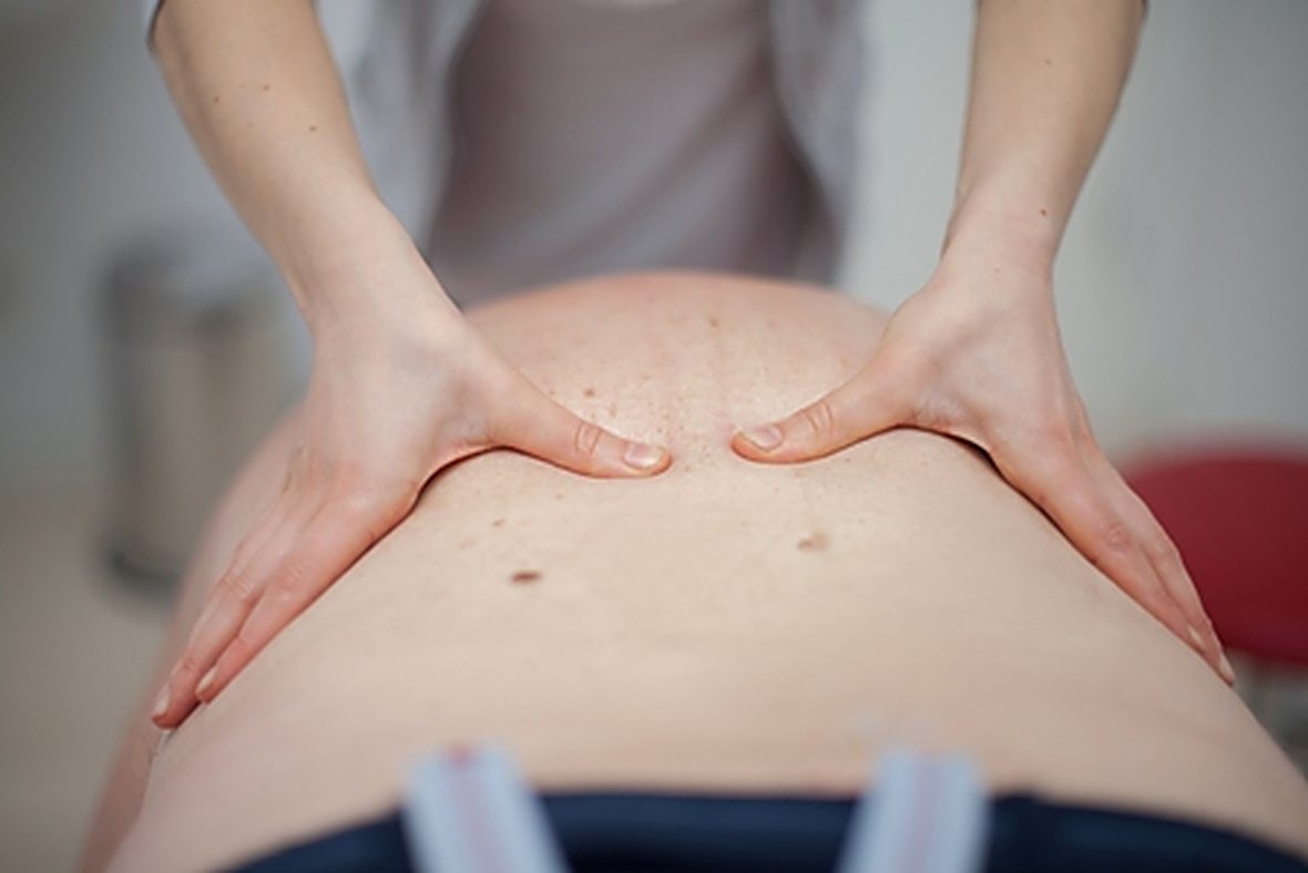 Marnitztherapie: präzise Grifftechnik am Rücken – Praxis Antje Förster, Berlin-Karlshorst