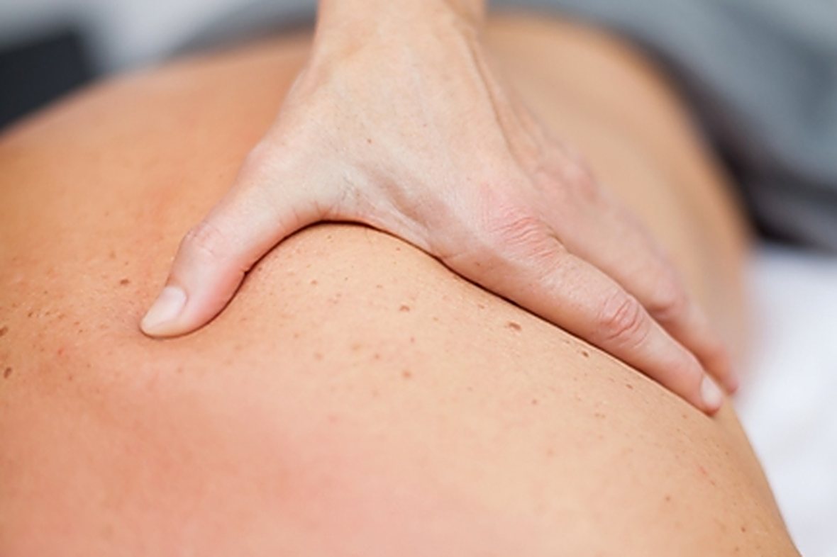 Massage: lockernde Nacken- und Schultermassage in ruhiger Atmosphäre – Praxis Antje Förster, Berlin-Karlshorst